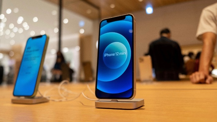 Скандал із iPhone 12: ЄС змушує випускати оновлення через випромінювання