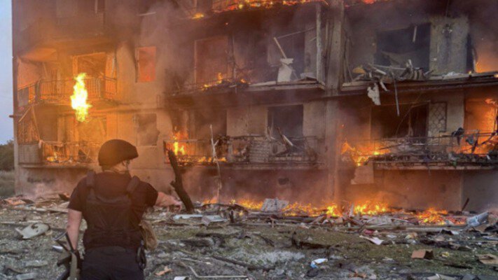 Наслідки удару дроном по багатоповерхівці у Дружківці: шокуюче відео