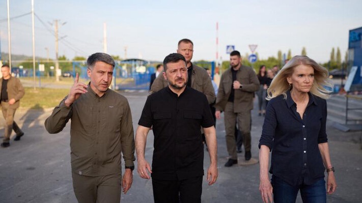 Голова Закарпатської ОВА разом із Президентом відвідали пошкоджений обстрілами завод «Флекстронікс»