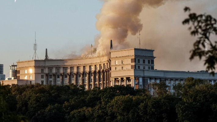 У Києві після обстрілу зайнялася будівля Кабміну