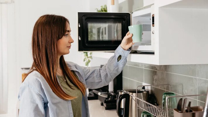 Що категорично не можна гріти в мікрохвильовці: список продуктів та матеріалів 