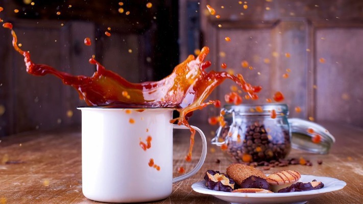 Чим вивести плями від кави на одязі, дивані, килимі: засоби, які завжди під рукою