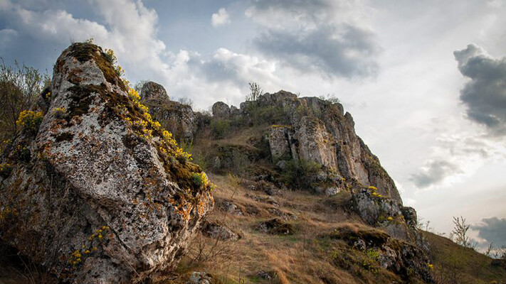 Унікальне гірське утворення на Хмельниччині, яке має чимало історичних реліквій
