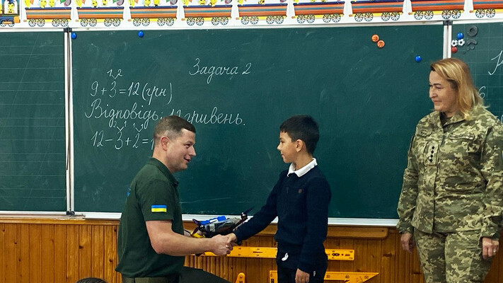 “Докладете і купите дрон”: син загиблого на фронті Михайла Левківа передав на ЗСУ 200 грн від “зубної феї”