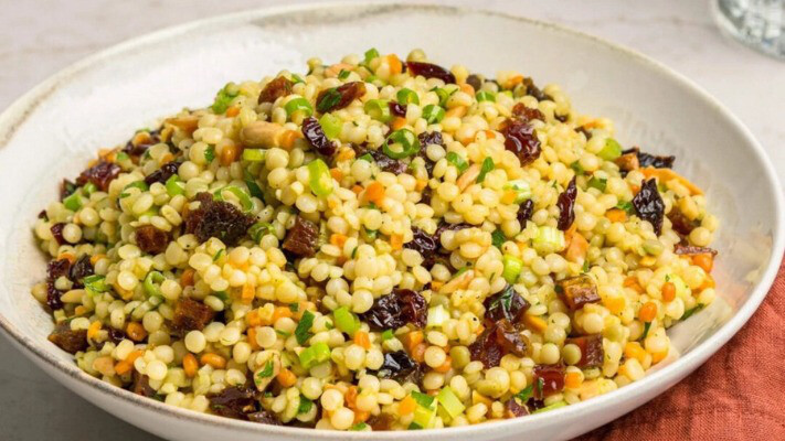 Ізраїльський салат із кускусу з сухофруктами