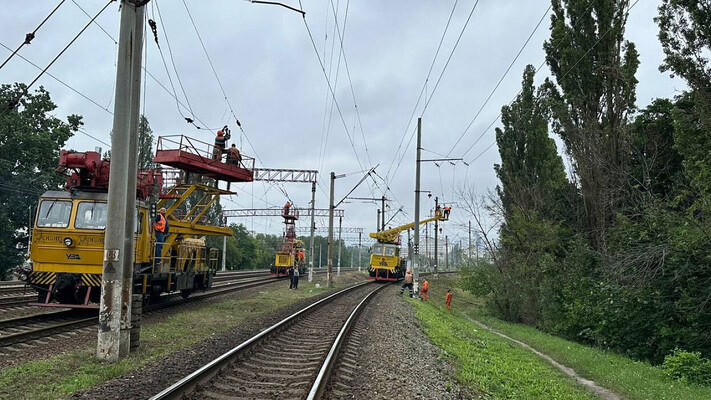 Потяги затримуються: нічний обстріл ворога паралізував залізницю