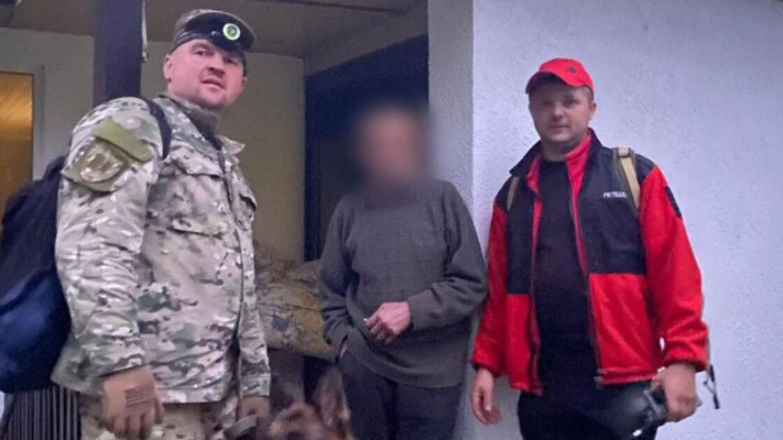 Пішов по гриби та заблукав: поліцейський кінолог разом із рятувальником всю ніч шукали пенсіонера (ФОТО)
