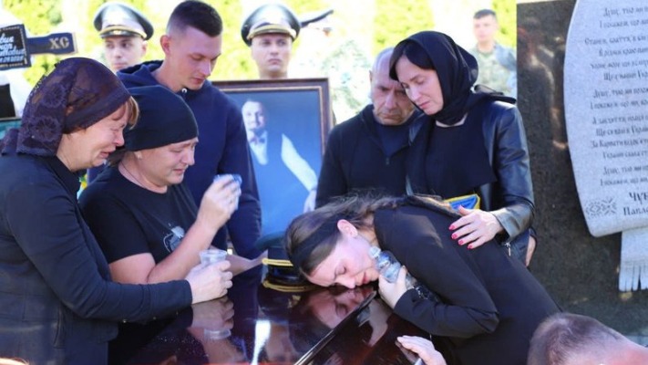Нестерптий біль: українці попрощалися із загиблим льотчиком Олександром Боровиком