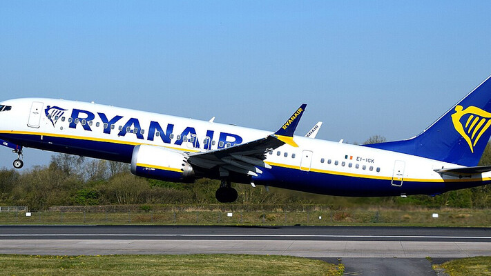 Ryanair змінює правила: які штрафи з листопада загрожують українцям в аеропортах
