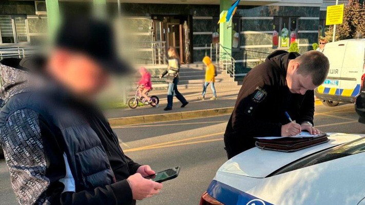 У Києві власник бив свого собаку посеред вулиці: як покарали чоловіка (фото)