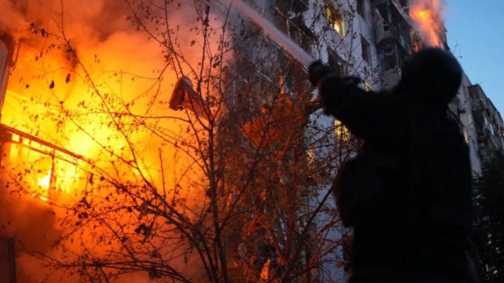 Серія ракетних ударів  по Запоріжжю: палає багатоповерхівка, відомо про 7 поранених (фото, відео)