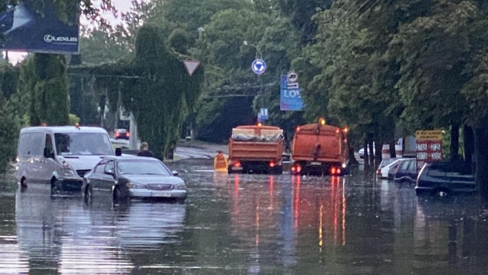 Негода в Одесі: низку вулиць підтопило, рух транспорту у місті ускладнений