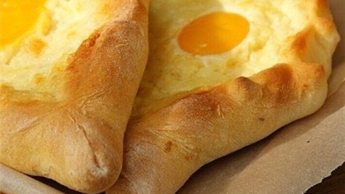 Смачні ароматні домашні хачапурі з моцарелою
