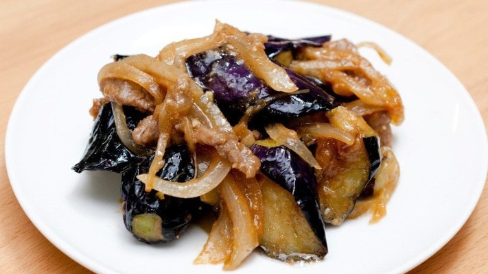 Баклажани, смажені з цибулею: простий рецепт корисної закуски