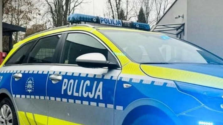 У Польщі українець пошкодив поліцейське авто, відкусивши шматок дверей