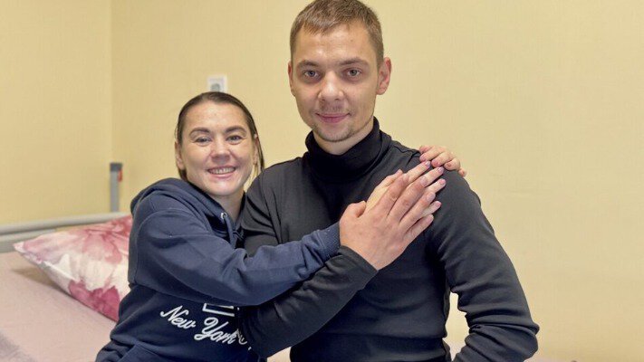 Віддав нирку, щоб врятувати сестру: у Львові провели рятувальну трансплантацію