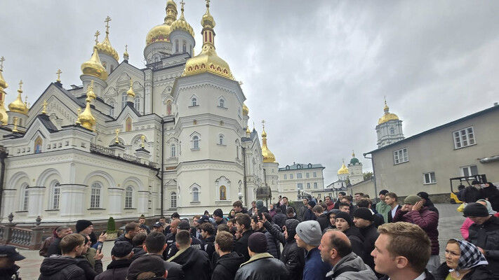 Під Почаєвською лаврою прихильники московського патріархату влаштовують провокації