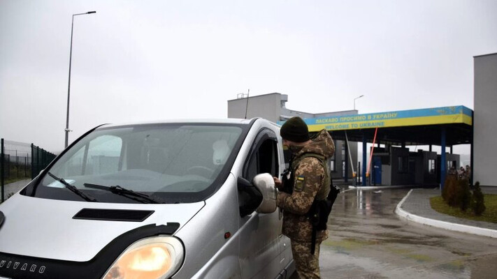 Водіїв зобов'язали отримати новий документ для виїзду за кордон на авто