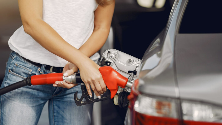 Як правильно заправляти автомобіль у холодну погоду: поради для водіїв