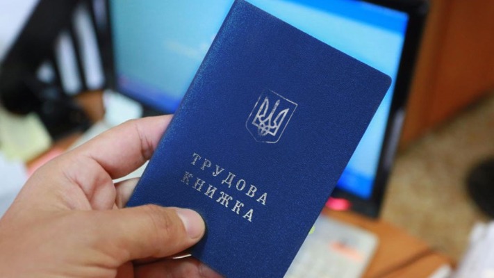 Чи затримають пенсії в Україні через неоцифровану трудову книжку: стали відомі подробиці