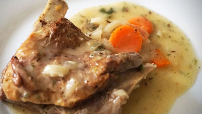 Смачні апетитні телячі реберця в сметанковому соусі