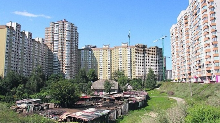 У Києві на Позняках чоловік перетворив двір на платну парковку: скільки заробляє