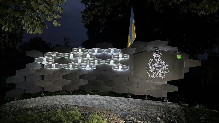 У селі на Чернігівщині встановили унікальну стелу загиблим Героям