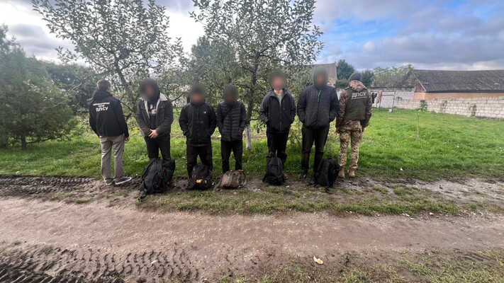 На Буковині прикордонники затримали групу порушників, які купили “карту втечі” за тисячі євро