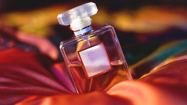 Пшик — і бабуся: 5 ароматів, які додають кілька десятків років