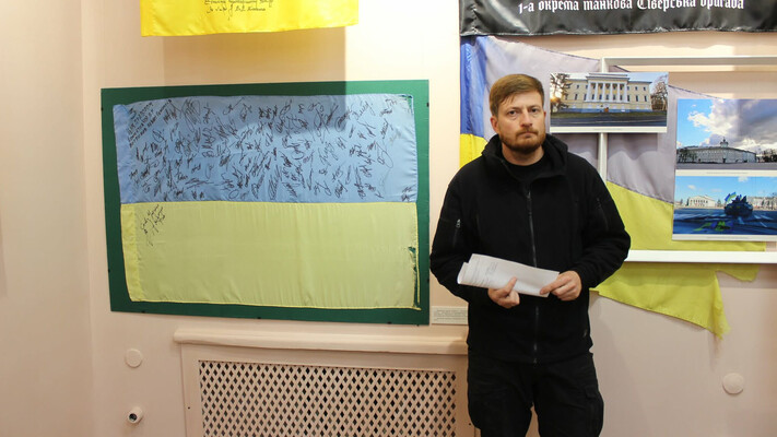 Прапор, який висів над будівлею госпіталю під час оборони Чернігова, передали до історичного музею (Фото)