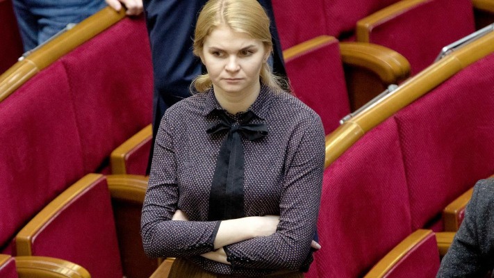 Рада позбавила мандата слугу народа Колісник, її замінить така сама потвора