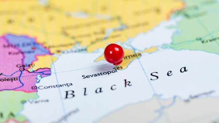 У Криму перекрито рух Керченським мостом, у Севастополі оголошено повітряну тривогу – російська влада