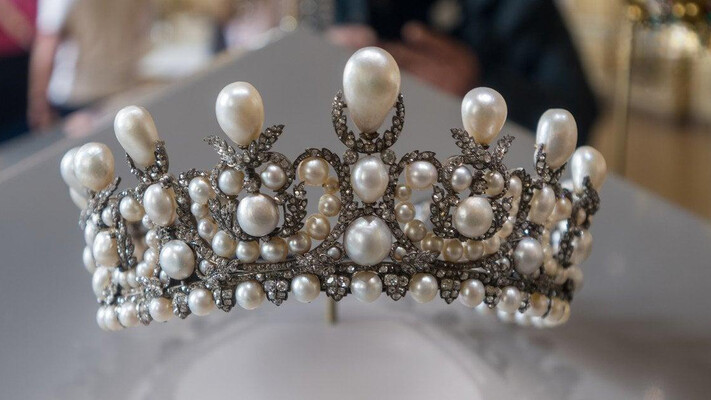 Імператриця, ерцгерцогиня і принцеса: три жінки, які раніше носили вкрадену з Лувру реліквію