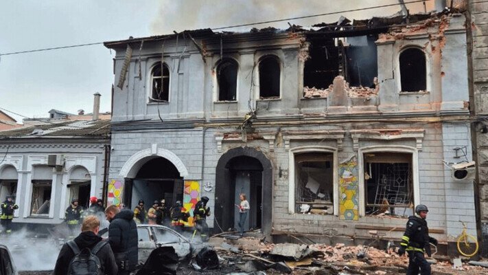 «Очевидно, що росія нахабніє»: Зеленський показав наслідки удару по дитсадку у Харкові