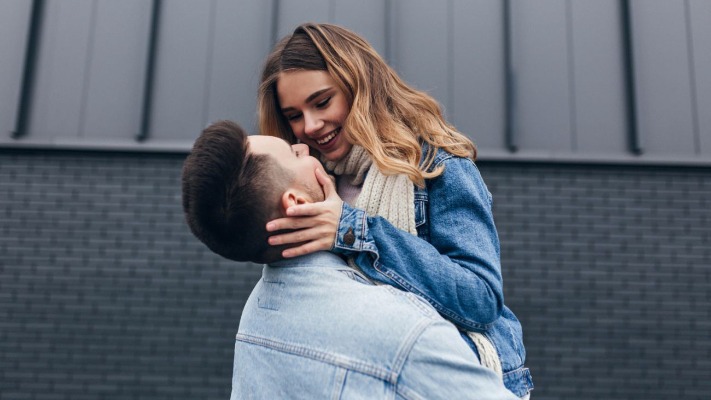 Як поводиться чоловік, коли йому дійсно подобається жінка: звертайте увагу на ці сигнали