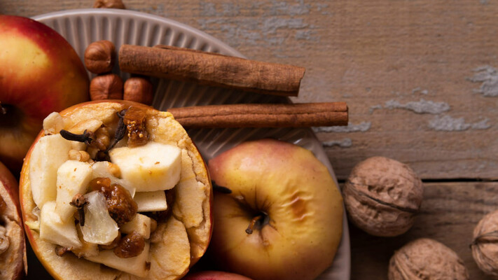 Як приготувати печені яблука з медом і корицею: ніжно, солодко, без зайвого цукру