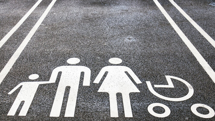 В Україні можуть з'явитися паркомісця для сімей з дітьми до трьох років. Як це діє в інших країнах?