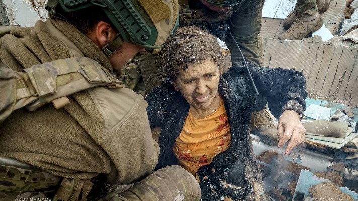 Бійці Азова та бригади Хижак врятували жінку та її кота з-під завалів