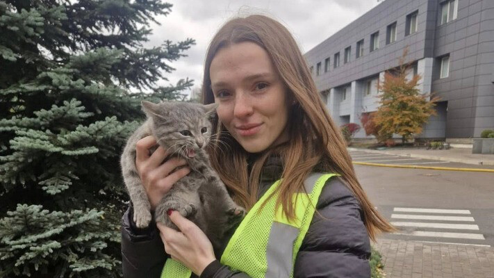 Столична поліцейська прихистила знайдене під завалами кошеня