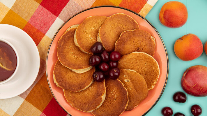 Запечені бананові оладки без цукру та борошна: ідеальний сніданок