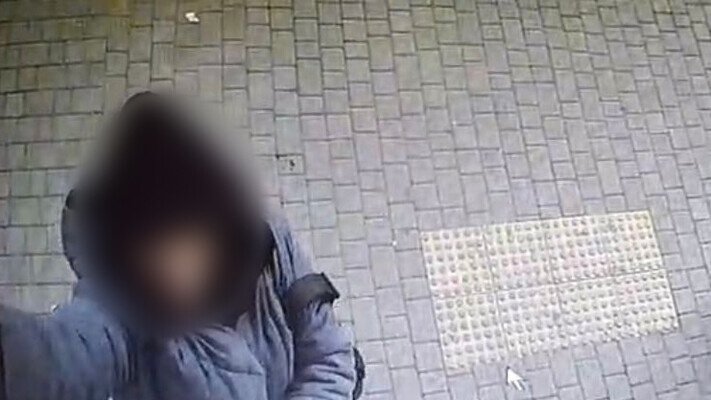 В Одесі жінка зірвала з магазину державний прапор України та викинула його у смітник