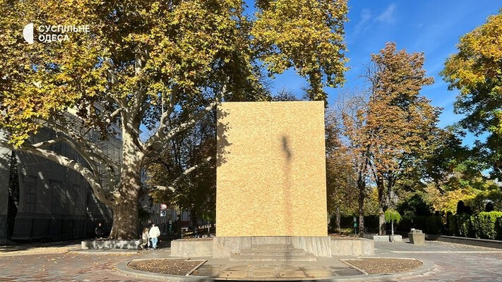 В Одесі закрили дерев'яними щитами пам'ятник Пушкіну (фото)