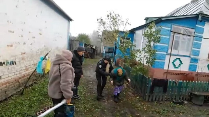Білі янголи евакуювали з прикордоння Сумщини 100-річну бабусю + Відео