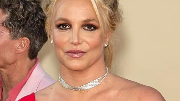 Брітні Спірс помітили за нестабільним керуванням автомобіля