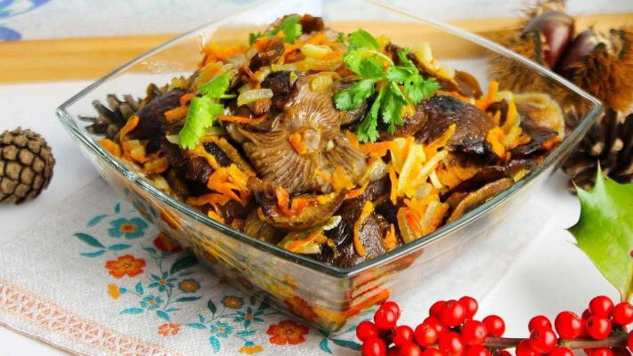 Як приготувати опеньки на сковорідці та скільки їх перед цим варити 