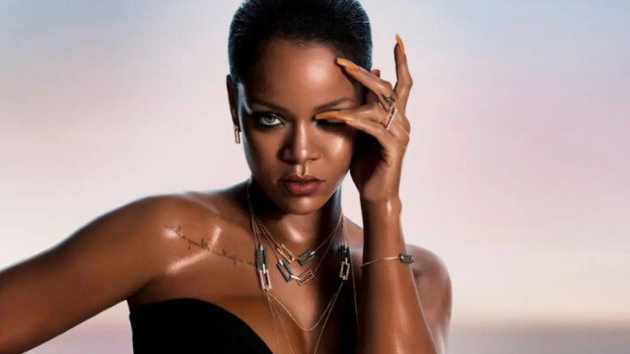 Не впізнати: Ріанна продемонструвала себе у спокусливій білизні